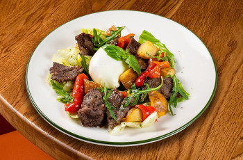 Тёплый салат с мраморной говядиной