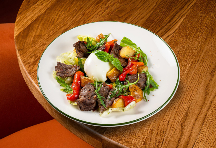 Тёплый салат с мраморной говядиной