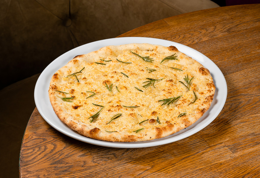 Фокачча с розмарином и пармезаном