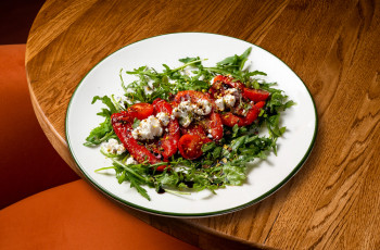 Печёные перцы с брынзой и фисташками