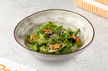 Зеленый салат с баклажанами